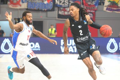 NIKE SIBANDE: Der US-Amerikaner zeigt noch immer nur in gewissen Phasen, was er als Spielgestalter und dynamischer Offensivspieler draufhat. Wirkt weiterhin nervös, leistete sich gerade in entscheidenden Situationen zu viele Fehlpässe. Braucht wohl noch etwas Zeit, um endgültig in Chemnitz anzukommen. Note: 3.