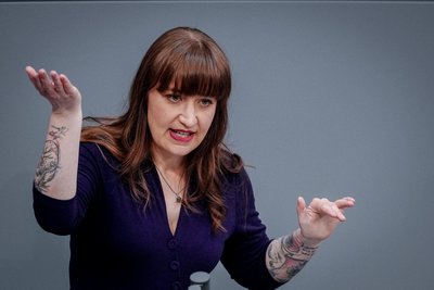 Heidi Reichinnek (Die Linke) spricht im Bundestag. Nun kommt sie nach Freiberg.