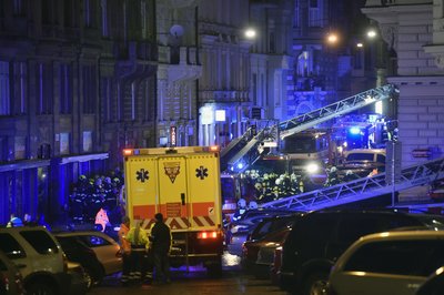 Einsatzkräfte bei dem Brand vor dem Prager Hotel, wo es Tote und Dutzende Verletzte gab.