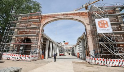 Hier entsteht der künftige Sitz der Kulturhauptstadt-GmbH. Oberbürgermeister Sven Schulze, Kulturhauptstadt-Geschäftsführer Stefan Schmidtke und Staatssekretär Thomas Popp haben am Donnerstag mit einer Delegation der Landesregierung die Baustelle der Hartmannfabrik besucht.