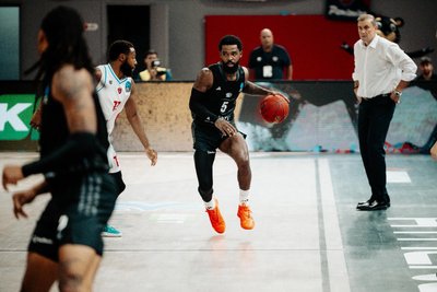 COREY DAVIS: Trotz dreier bitterer Fehlpässe in der nervösen Anfangsphase am Ende einer der besten Spieler seines Teams – nicht nur wegen seiner 26 Punkte. Er warf alles rein, gab selbst in den wenigen Ruhepausen auf der Bank Vollgas von außen, indem er sein Team anfeuerte. Wirkte am Ende platter als platt und gab dennoch nie auf. Note: 2+.