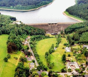 Die Trinkwassertalsperre Feilebach aus der Luft mit ihrer Sperrmauer in Dröda.