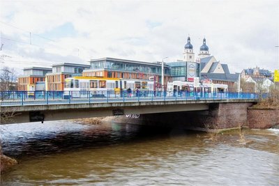 Die Neue Elsterbrücke soll neu gebaut werden. Zuvor stehen jedoch andere Arbeiten an - doch auch die haben Auswirkungen auf Autofahrer.