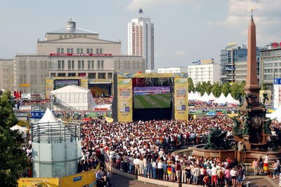 Wie bei der WM 2006 dürfen sich die Fans auch dieses Mal auf eine riesige Videowand freuen, auf der alle 51 Spiele live übertragen werden.