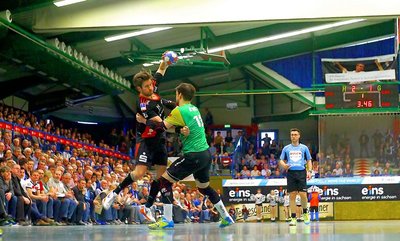 Arni Thor Sigtryggsson (Aue, links) versucht sich gegen Thomas Rink (Hagen) durchzusetzen.