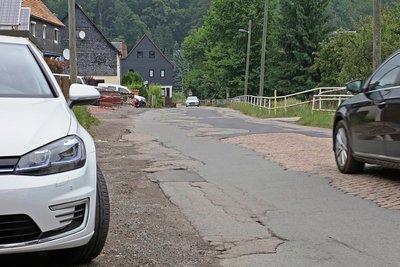 Die Wildenfelser Straße - ein Flickenteppich des Landkreises ähnlich der Neuschönburger Straße.