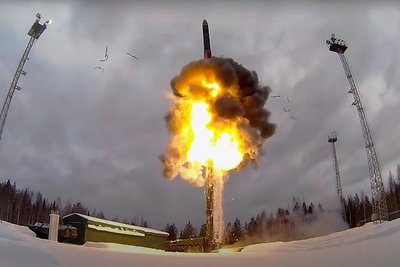 Dies ist ein fünf Tage vor der Ukraine-Invasion vom russischen Verteidigungsministerium bereitgestelltes Videostandbild vom Start einer ballistischen Interkontinentalrakete bei einer Militärübung. 