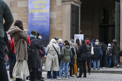 Vor der Alten Nationalgalerie in Berlin Schlange stehen, um die Ausstellung „Caspar David Friedrich. Unendliche Landschaften" zu sehen.
