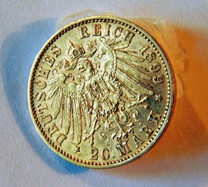 Bargeld lacht: Diese 20-Goldmark-Münze von 1899 brachte ihren Wert noch selber mit - sie enthält rund sieben Gramm des Edelmetalls, die nach heutigem Goldkurs rund 360 Euro wert sind. Die historischen Münzen werden unter Sammlern aber je nach Zustand zwischen 500 und 1000 Euro gehandelt.