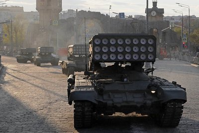 Der von Moskaus Militärs "Buratino" (Pinocchio) genannte Mehrfachraketenwerfer TOS-1 bei einer Parade im Vorjahr in Moskau. Im Krieg in Afghanistan, Tschetschenien und Syrien verbreitete das "Schwere Flammenwerfer-System" (TOS) Schrecken. Laut dpa-Faktencheck ist es auch beim Angriff auf die Ukraine im Einsatz. Es ist, auf Panzer montiert, mit bis zu 30 Raketen bestückt. Diese können mit thermobaren Gefechtsköpfen ausgerüstet sein, die besonders zerstörerische Hitze- und Druckwellen verursachen. Sie gelten als eines der verheerendsten konventionellen Waffensysteme. Während laut dpa-Faktencheck der TOS-Einsatz in der Ukraine Fakt ist, ist der Einsatz thermobarer Raketen nicht zweifelsfrei belegt. 