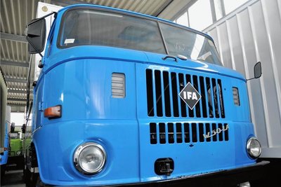 Ein blauer, fabrikneuer W50 LA gehört zur Sammlung.