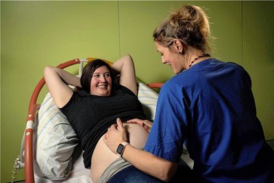 Das Baby liegt richtig. Johanna Albert untersucht ihre Kollegin Helene Jung am Uniklinikum Dresden. 