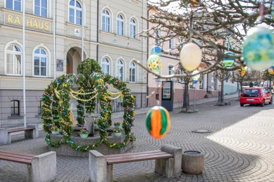 In Zwönitz gibt es sogar an vier verschiedenen Stellen Osterbrunnen. Einer steht vor dem Rathaus.