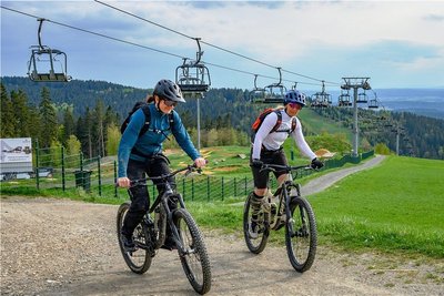 Im Winter Skifahrer, im Sommer Mountainbiker: Die Bikewelt im obervogtländischen Schöneck bietet den Radfahrerinnen und Radfahrern schon jetzt beste Voraussetzungen und lockt immer mehr Freizeitsportler an.