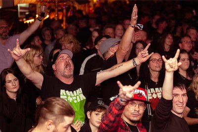 Das Zelt bebt: Rock-Fans kamen dieses Wochenende in Falkenstein auf ihre Kosten.