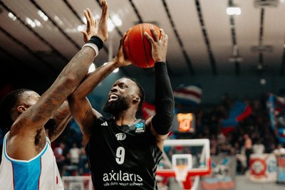 JOHN NEWMAN III: Nachdem der Guard in Ulm aufgrund der Ausländerbeschränkung in der BBL draußen blieb, zeigte er in Athen, was für eine Maschine er ist. Er holte ganz wichtige Rebounds und lieferte den Monsterblock des Spieles. Newman gab dem Team immer wieder Rückhalt und Energie. Starker Einstand für den US-Amerikaner. Note: 2+.