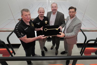 OB Steffen Zenner (2. von rechts) hat am Mittwoch im Beisein seines Juristen Sascha Giller (rechts) symbolisch den Schlüssel des Sportforums an den SV 04 Oberlosa übergeben.