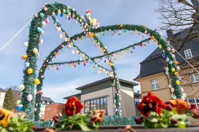 Ist zwar kein Brunnen. Die Osterdekoration auf dem Markt in Burkhardtsdorf ist dennoch ein Hingucker.