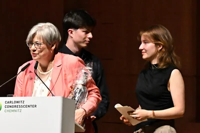 Bewegt zeigte sich Nancy Gibson (vorn), nachdem Musikschülerin Christiane Hertwig und Musikschüler Matthias Wagner die Arbeit der Schulleiterin durchaus kämpferisch gewürdigt hatten.
