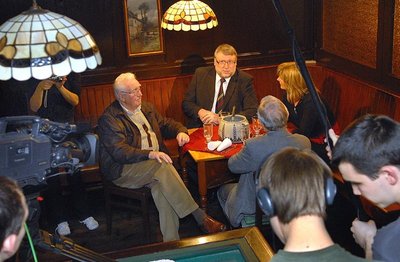 
              <p class="artikelinhalt">Für die Szene mit der Feuerzangenbowle war die Gaststätte "Zur Quelle" in Mittweida die ideale Kulisse. Der Film entsteht zum 100-jährigen Bestehen des Schulgebäudes am Schwanenteich. </p>
            