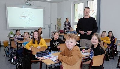 Vermittelte am Donnerstag Grundlagen der Geometrie: Kobra-Mitarbeiter Magnus Tauch - der einst selbst in Lengenfeld Schüler war. 