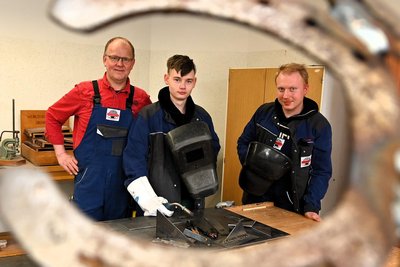 Zur Berufsmesse war auch die Firma Geißler Fahrzeugbau dabei: Jens Kästner (l.) und Nico Köhler (r.) freuen sich schon auf Schüler Alexander Krause als neuen Kollegen.