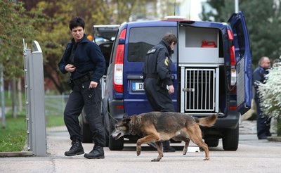 Mit Hunden durchsuchten Polizisten die Karl-May-Grundschule in Hohenstein-Ernstthal. 
