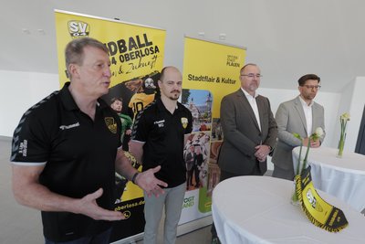 Bernd Märtner (links), 1. Vorstand des SV 04 Oberlosa, umriss am Mittwoch vor der Presse kurz das Konzept als neuer Betreiber des Sportforums. Neben ihm: Marcel Gemeinhardt, Geschäftsführer der Betriebsgesellschaft.
