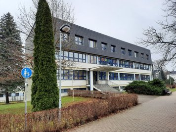 Leere Klassenzimmer: Nach einer Bombendrohung wurde das Regenbogen-Gymnasium in Augustusburg am Dienstag geräumt. Die Schule arbeitet das Geschehene jetzt auf, die Schüler haben am Mittwoch frei. 