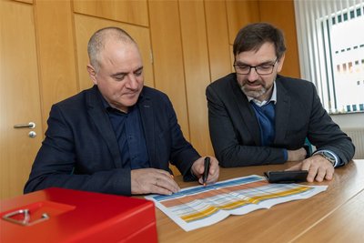 Die Bürgermeister Jörg Kerber aus Ellefeld und Andreas Gruner aus Steinberg wollen die genauen Ergebnisse zu den Einsparungen im kommenden Frühjahr vorlegen.