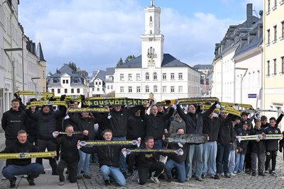 Auf dem Schneeberger Markt trafen sich die Neustädtler Fans und liefen gemeinsam zum Stadion.