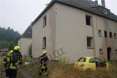 Da zunächst unklar war, ob sich noch Personen in dem Gebäude befinden, suchte die Feuerwehr die verrauchten Wohnungen Etage für Etage unter Atemschutz ab.