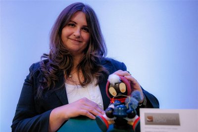 Juliane Buschmann ist Chefin der Firma Ratags, die mit diesem Räuchermann den Leserpreis der „Freien Presse“ gewann.