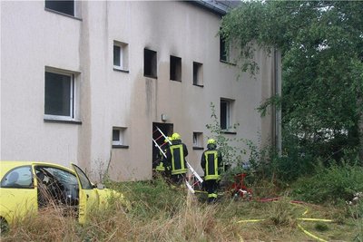 Aus den kleinen Fenstern im Zwischengeschoss hatten bereits die Flammen geschlagen. Das Feuer war trotzdem relativ schnell unter Kontrolle, teilte die Einsatzleitung mit.