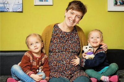 Die Zwillinge Tilda und Smilla und Mama Claudia Ruttge konnten die Ankunft des Brüderchens kaum erwarten. 