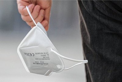 Die Mund-Nase-Bedeckung ist zurück: In zwei Chemnitzer Kliniken sind vermehrt Coronafälle aufgetreten. 