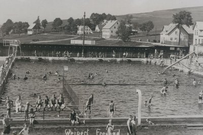 Einst gab es auch im böhmischen Vejprty (Weipert) ein Freibad. Das Foto entstand um 1935.