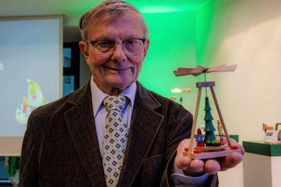 Johannes Günther, zeigt das Erfolgsmodell. Von dieser Pyramide wurden inzwischen weit mehr 100.000 Stück verkauft.