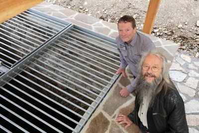 Wismutmitarbeiter Bernd Tunger und Bürgermeister Wolfram Liebing (von links) am sichtbaren Teil des ehemaligen Bergwerkes St. Johannes.