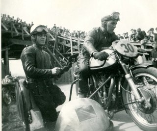 Das Karl-Marx-Städter Gespann Fritz Bagge (r.) und Kurt Schönherr stand in den 1950er-Jahren am Sachsenring mehrfach auf dem Podium. Am Wochenende dreht das Duo wieder seine Runden.