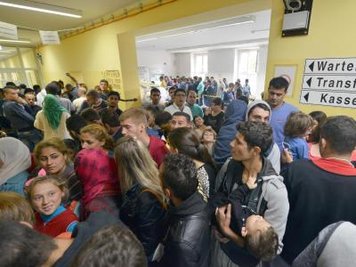 Der Wartegang zur Erstaufnahme in einer Auffangeinrichtung in Trier platzt aus allen Nähten. Eigentlich haben hier nur 844 Flüchtlinge Platz, zur Zeit leben aber 1400 Menschen in der Einrichtung.