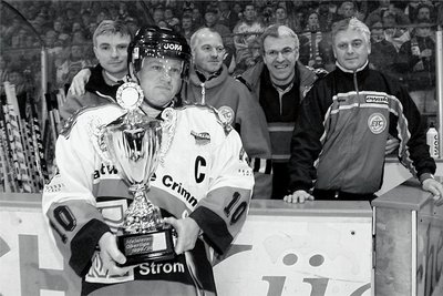 Als Kapitän des ETC Crimmitschau in der Saison 1999/2000 mit dem Pokal des Oberligameisters. 