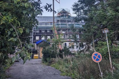 Versteckt hinter Bäumen versprüht das alte Sporthotel in Oberwiesenthal noch immer etwas von dem maroden Charme, der über viele Jahre heimliche Besucher aus nah und fern anlockte.