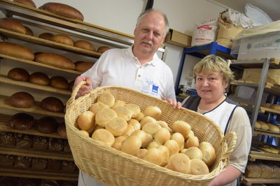 Bäckermeister Michael Seidel und Ehefrau Steffi bekommen derzeit weniger Semmeln und Brot los: Wegen des Staus auf der Lengenfelder Straße bleibt ein Teil der Kunden weg.