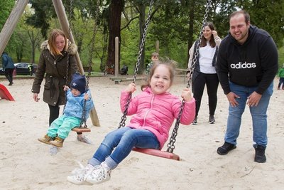 Spielplätze werden Schritt für Schritt auch in Plauen wieder geöffnet. Viele Familien freuen sich. Zu ihnen gehören Dilara mit Vater Kemal und Mutter Angelina Soya (rechts) und Aron mit seiner Mutter Leoni Pfenzig, die den Spielplatz im Stadtpark auserkoren haben. 