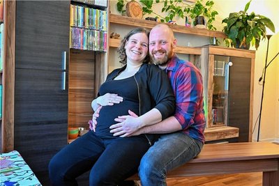 Streicheleinheiten von Dominic für Mama Aurelia und das Baby, das im Juni zur Welt kommen soll. 