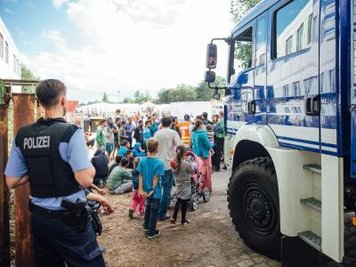 In Dresden protestieren Flüchtlinge mit einer Sitzblockade gegen die Bedingungen im Lager und verlangen unter anderem feste Behausungen.