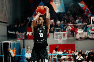 TY BREWER: Vom Knalleffekt aus den Testspielen ist in den Pflichtspielen leider (noch) nicht viel zu sehen. Der US-Amerikaner ist neben dem Feld absoluter Teamplayer, sorgt für gute Laune, motiviert seine Mitspieler. Auf dem Feld klappte sowohl in Ulm als auch in Athen offensiv nicht viel. Defensiv dafür der zweitbeste Rebounder seines Teams (6) und mit 34 Minuten Spielzeit der Dauerläufer. Note: 3+.