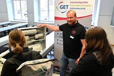Ein Schaltschrank am Stand der GET GmbH Geringswalde mit Geschäftsführer Heiko Poppitz.
