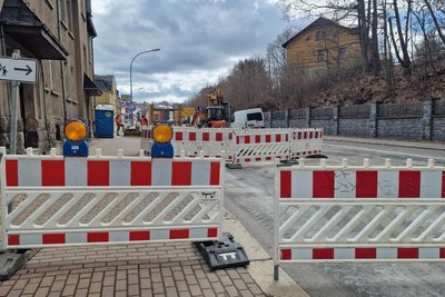 Bis 10. April ist ab Hausgrundstück Lengenfelder Straße 14/16 in Rodewisch gesperrt. Eine Abwasserleitung wird unter der Straße verlegt.